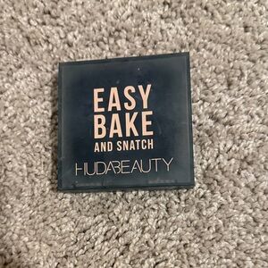 HUDA BEAUTY Easy Bake and Snatch Powder in Black and Gold